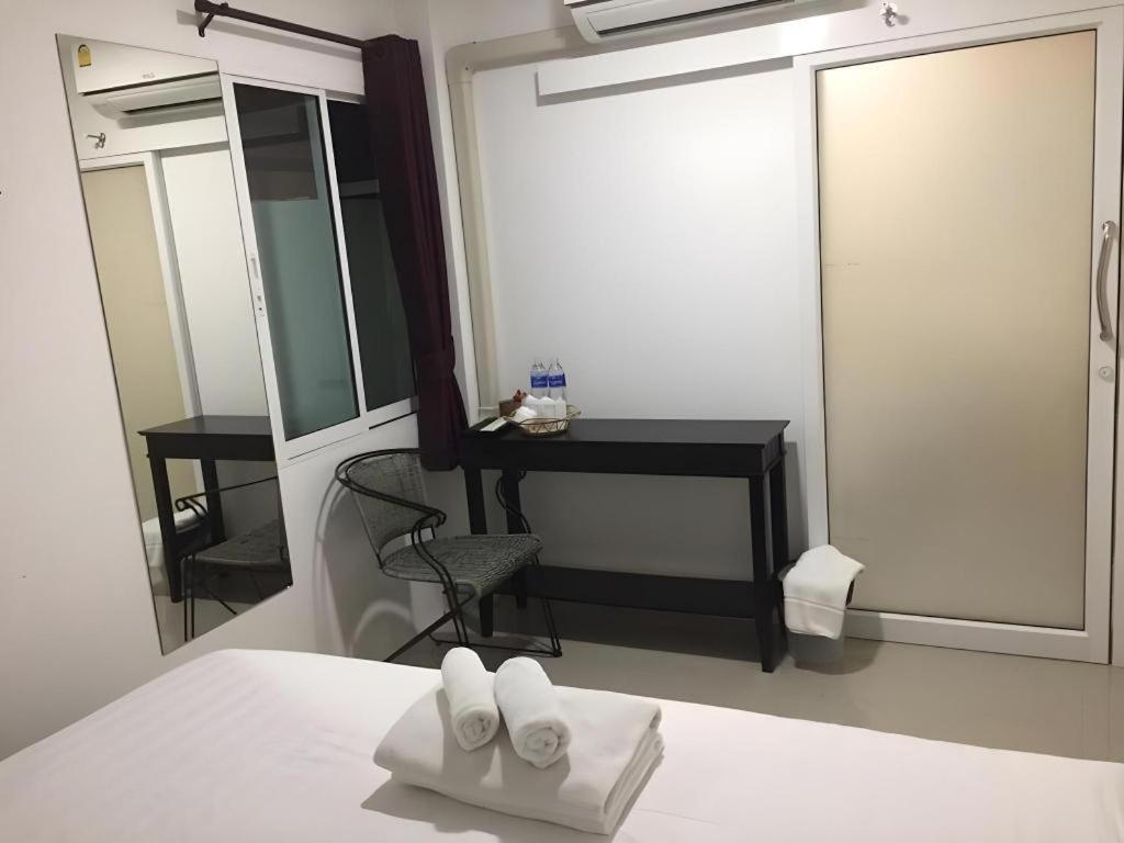 Ban Thungdang Housetel Bangkok Hotel Ngoại thất bức ảnh